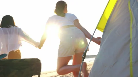 Group of friends having fun on the beach camp Видео 171940815
