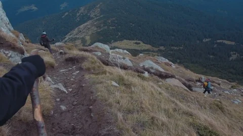 Group of friends hiking in mountains Vidéo 82853634