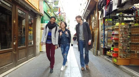Group of friends visiting Paris Vidéo 63042768