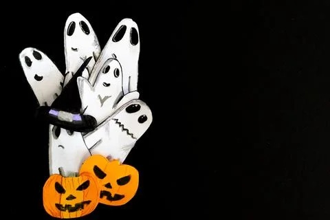 Group of ghosts playing at scaring, coming out from behind pumpkins Illustrazione stock