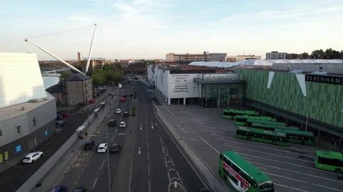 Group of green buses on bus stop and street leading along river at dusk Vídeos de archivo 166542478