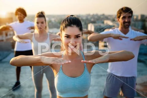 Group of happy fit friends exercising outdoor in city Stock Photos