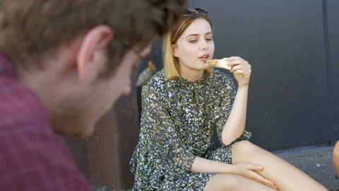 Group of happy hipsters having a party and eating a pizza together. Vídeo Stock 132575101