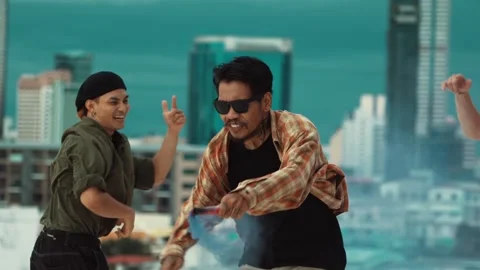 Group of happy multicultural hipster playing color flare at rooftop. hiphop. 库存影片 273768467
