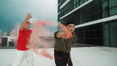 Group of happy multicultural hipster playing color flare at rooftop. hiphop. 库存影片 275012607