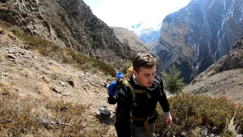 Group of hikers rises up the steep slope Video stock 87789633