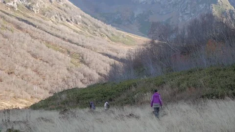 A group of hikers walking down a mountain trail. Bzerpinskiy Karniz Video stock 143549436