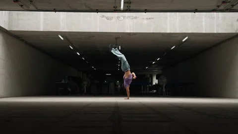 Group of hipster practice break dancer at building. Slow motion. Sprightly. Vídeos de archivo 272418742