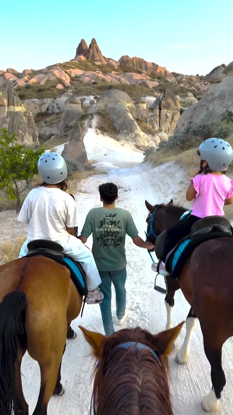 Group Horseback Riding Through Cappadocia at Sunset Among Fairy Chimneys 스톡 동영상 338361415