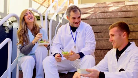 Group of hospital workers having lunch outdoors Vídeo Stock 270010861