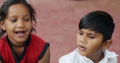 Group of Indian kids learning from practical experiments from teacher mentor 스톡 동영상 125854490