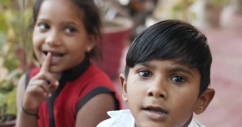 Group of Indian kids learning from practical experiments from teacher mentor 스톡 동영상 125854954