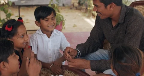 Group of Indian kids learning from practical experiments from teacher mentor 스톡 동영상 125855237