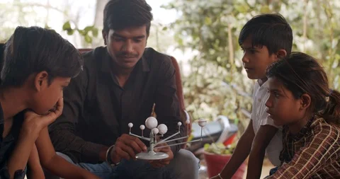 Group of Indian kids learning from practical experiments from teacher mentor 스톡 동영상 125855715