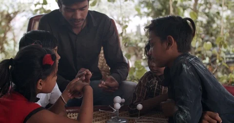 Group of Indian kids learning from practical experiments from teacher mentor 스톡 동영상 125855723