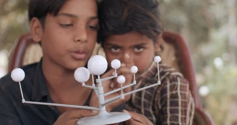 Group of Indian kids learning from practical experiments from teacher mentor 스톡 동영상 125855750