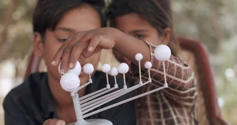 Group of Indian kids learning from practical experiments from teacher mentor 스톡 동영상 125855751