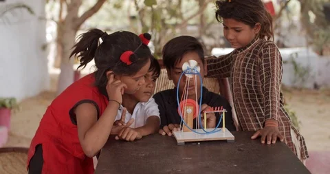 Group of Indian kids learning from practical experiments from teacher mentor 스톡 동영상 125855989
