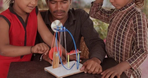 Group of Indian kids learning from practical experiments from teacher mentor 스톡 동영상 125856081