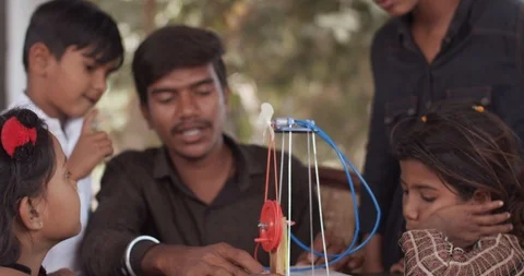 Group of Indian kids learning from practical experiments from teacher mentor 스톡 동영상 125856360