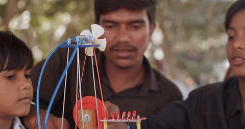 Group of Indian kids learning from practical experiments from teacher mentor 스톡 동영상 125856399