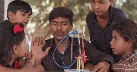 Group of Indian kids learning from practical experiments from teacher mentor 스톡 동영상 125856442