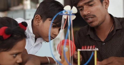 Group of Indian kids learning from practical experiments from teacher mentor 스톡 동영상 125856485