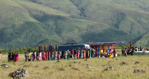 A group of Indian poor workers stand patiently in a long queue Vidéo 327052333