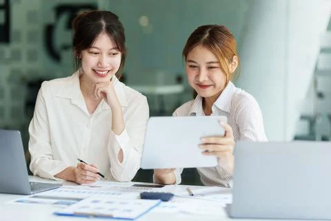 Group of IT consultant working by digital tablet and management big data and Foto stock