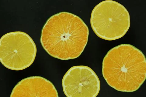 Group of lemons with leaves, isolated on background Stockfoto's