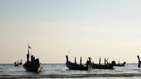 Group of long tail  boat with sunset at beach in phuket thailand. Vídeos de archivo 73617536