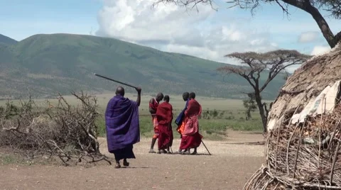 Group of masai tribesmen on the mountain background. Tanzania 库存影片 56343398