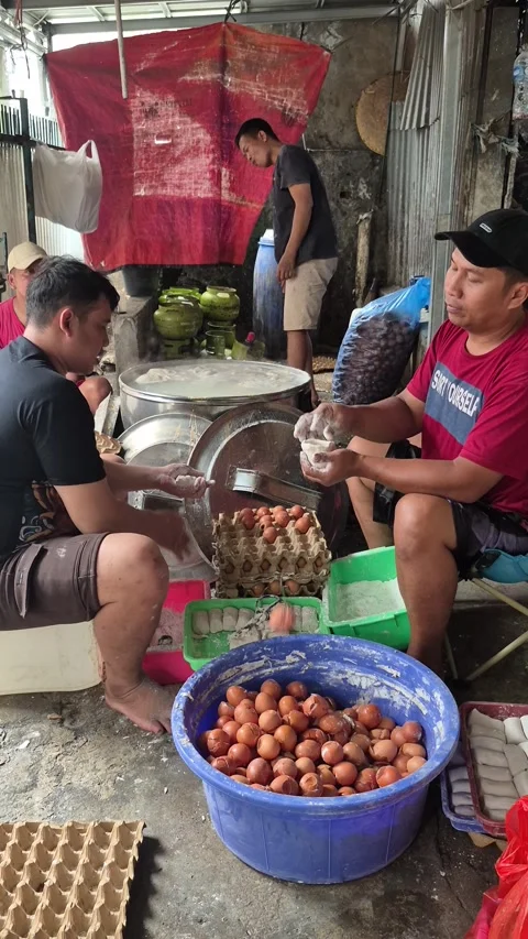 Group of men preparing traditional fish cake dough Vidéo 341734006