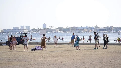 Group of middle-aged people warming-up at the beach during summertime. 库存影片 112958315