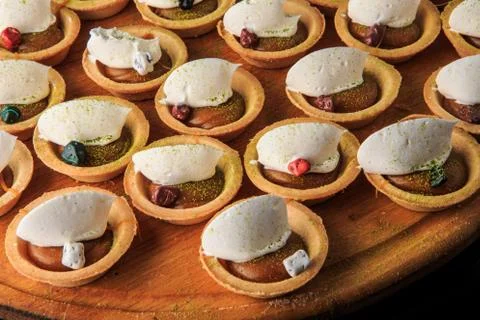 Group of mini tart shell cookies with caramel and cream filling Stock-Fotos