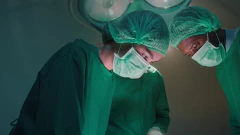 Group of mixed-races professional surgeons operating in hospital operating ro Vídeos de archivo 195209766