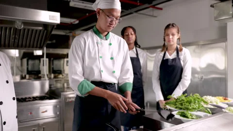 Group of multiethnic chef's trainees practicing in cooking school, chefs wo.. Vídeo Stock 246722573