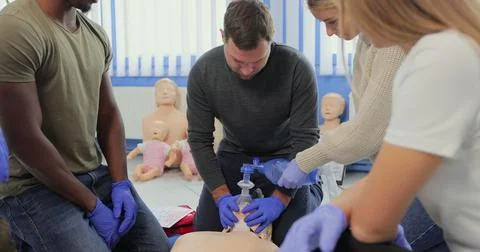 Group of multiethnic people learning how to perform Cpr. Foto stock