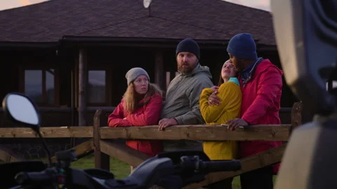 Group of multiethnic tourists talk and look at beautiful sunset Vidéo 262807783