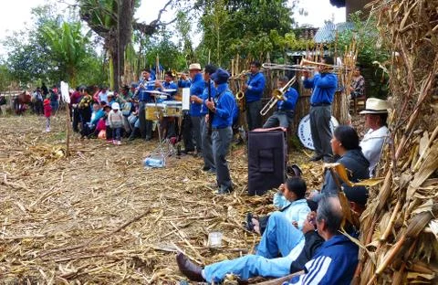 Group of musicians playing music while audience watching horse riding. Ecuador Foto stock