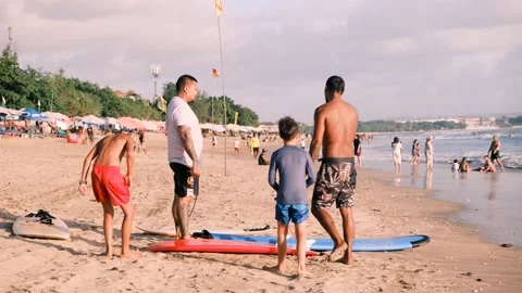 Group of novice asian surfers are preparing to enter the water 스톡 동영상 202639341