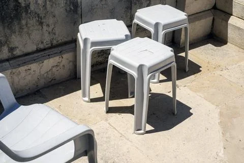 Group of old plastic chairs 库存照片