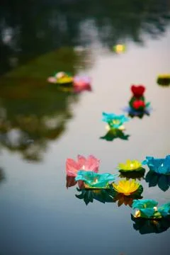 Group of paper lanterns floating in park Foto stock