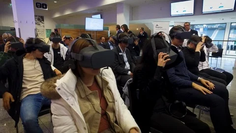 Group of people in a 360VR training 動画素材 120039642