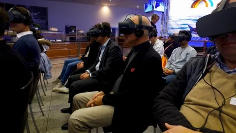 Group of people in a 360VR training 動画素材 120039662