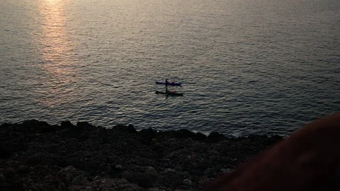 Group of people are canoeing at sunset in Menorca, Baleari, Spain. 库存影片 101264236