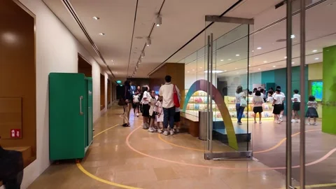 A group of people are walking down a hallway Видео 318089156