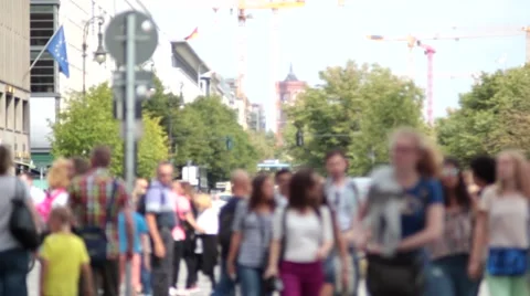 Group of people in the city go into the camera 库存影片 40853348