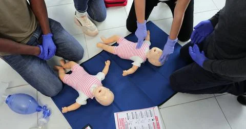 Group of people CPR First Aid Baby Training course. Baby CPR dummy first aid Foto stock