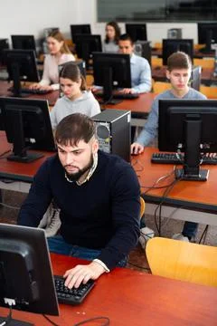 Group of people of different ages learning to use computers in classroom Stock-Fotos